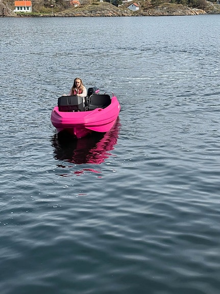 Pioner Go  med Mercury 10 hk. Rosa  Står utstilt hos oss. 4 of 20