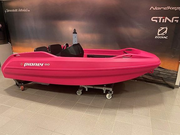 Pioner Go  med Mercury 10 hk. Rosa  Står utstilt hos oss. 15 of 20