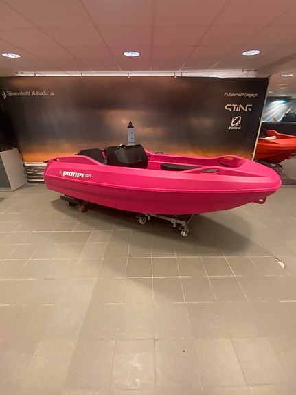 Pioner Go  med Mercury 10 hk. Rosa  Står utstilt hos oss. 10 of 20