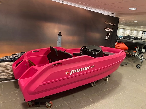Pioner Go  med Mercury 10 hk. Rosa  Står utstilt hos oss. 11 of 20