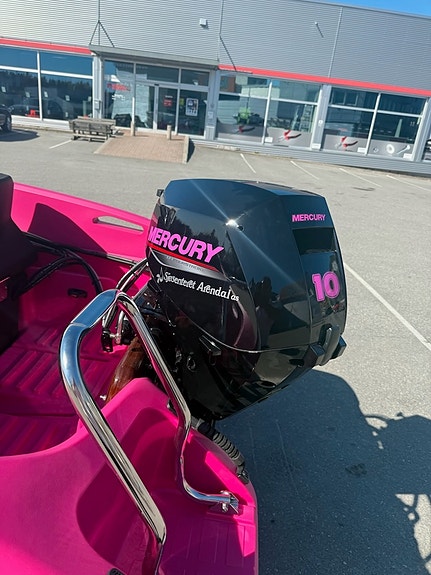 Pioner Go  med Mercury 10 hk. Rosa  Står utstilt hos oss. 9 of 20