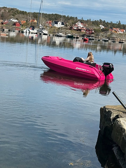 Pioner Go  med Mercury 10 hk. Rosa  Står utstilt hos oss. 5 of 20