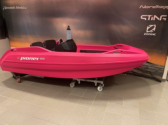Pioner Go  med Mercury 10 hk. Rosa  Står utstilt hos oss. 16 of 20