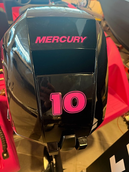 Pioner Go  med Mercury 10 hk. Rosa  Står utstilt hos oss. 20 of 20