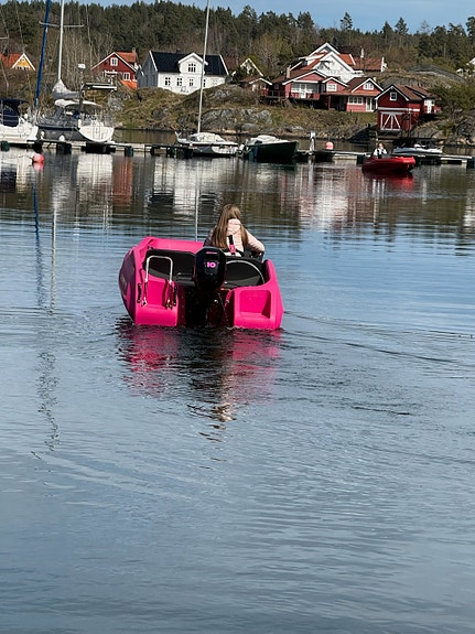 Pioner Go  med Mercury 10 hk. Rosa  Står utstilt hos oss. 7 of 20