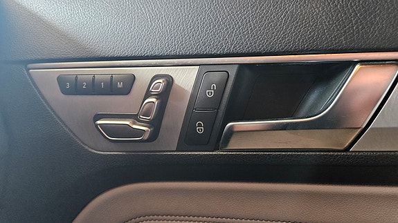 Mercedes-Benz E200 18 of 24