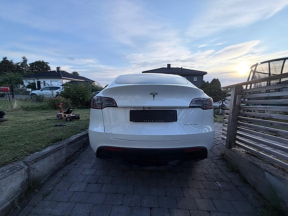 Tesla Model Y 6 of 12