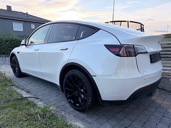 Tesla Model Y 7 of 12