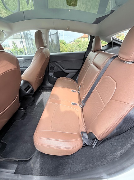 Tesla Model Y 9 of 12
