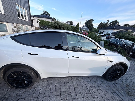 Tesla Model Y 4 of 12