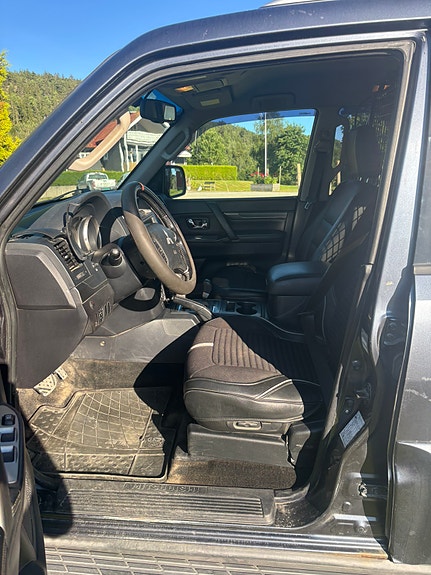 Mitsubishi Pajero 21 of 28