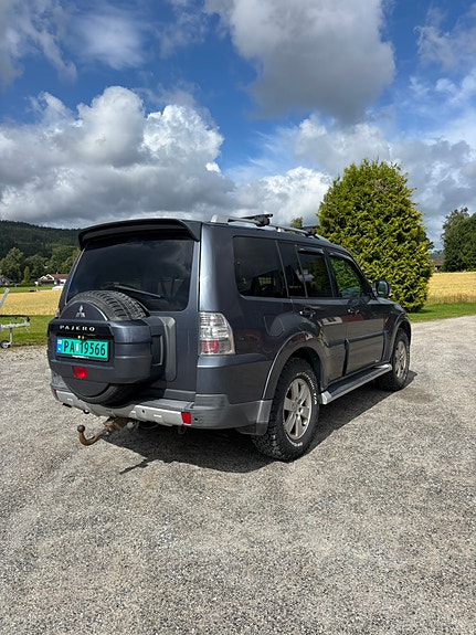 Mitsubishi Pajero 6 of 28