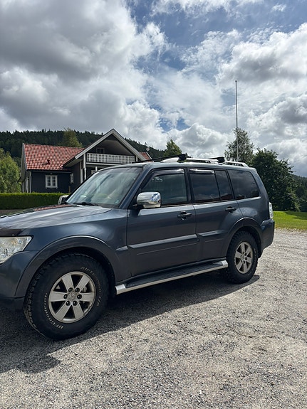 Mitsubishi Pajero 2 of 28