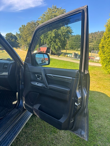 Mitsubishi Pajero 17 of 28
