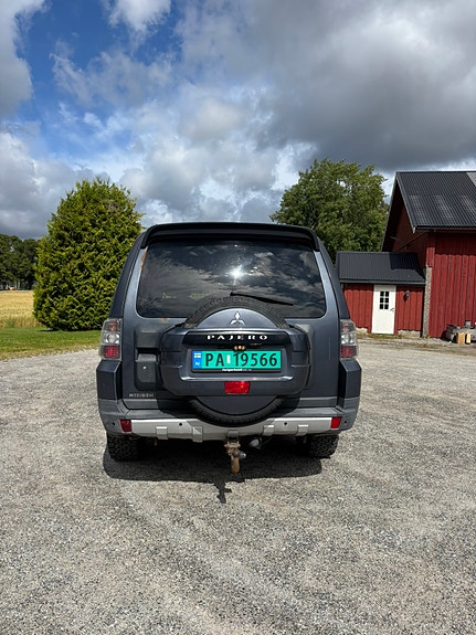 Mitsubishi Pajero 5 of 28