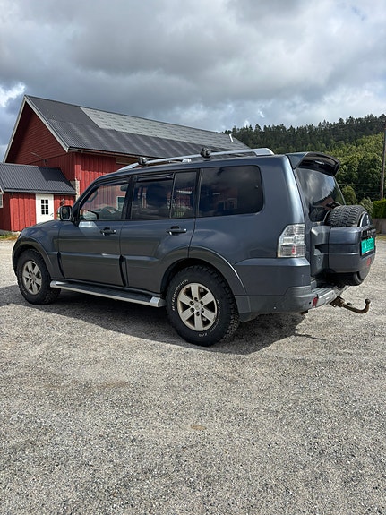Mitsubishi Pajero 4 of 28