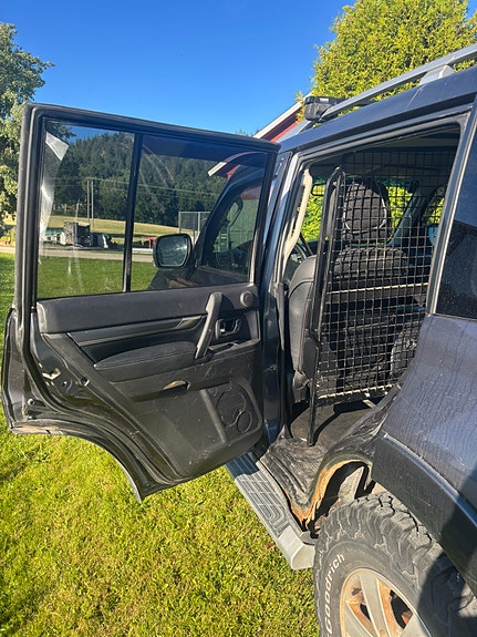 Mitsubishi Pajero 12 of 28