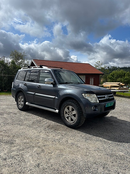 Mitsubishi Pajero 8 of 28