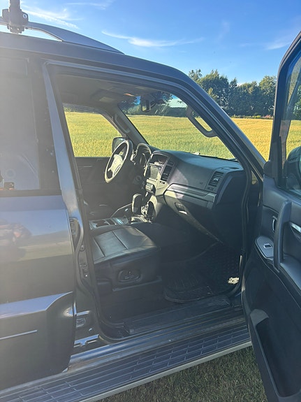 Mitsubishi Pajero 16 of 28