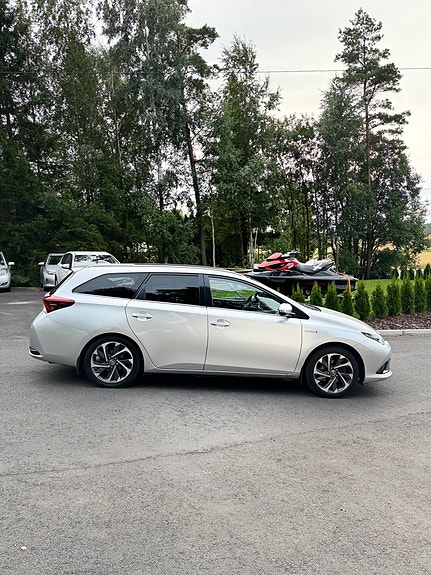 Toyota Auris 7 of 30