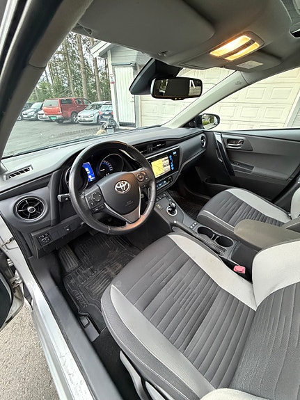 Toyota Auris 28 of 30