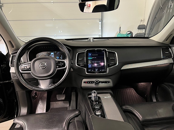 Volvo XC90 10 of 15