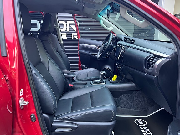 Toyota HiLux 27 of 30
