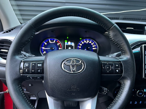 Toyota HiLux 13 of 30