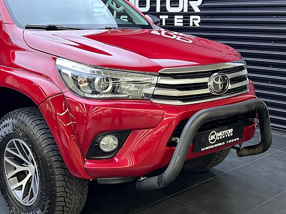 Toyota HiLux 3 of 30