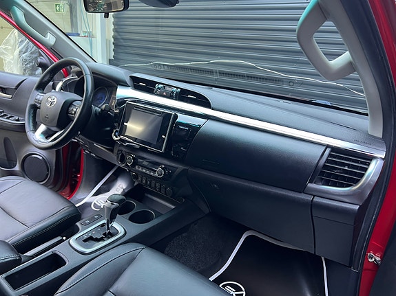 Toyota HiLux 11 of 30