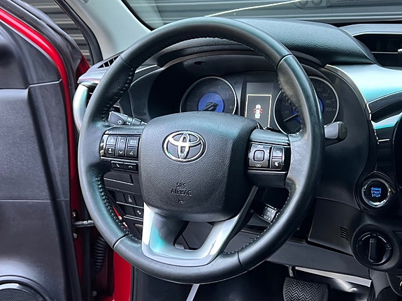 Toyota HiLux 12 of 30