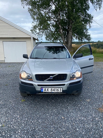 Volvo XC90 2 of 12