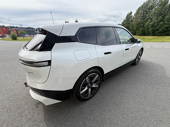 BMW iX 11 of 29