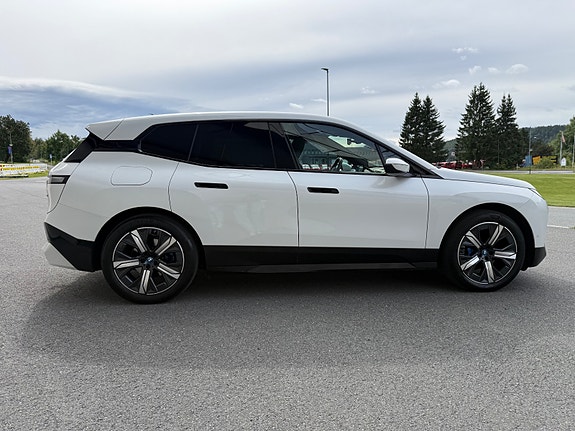 BMW iX 10 of 29