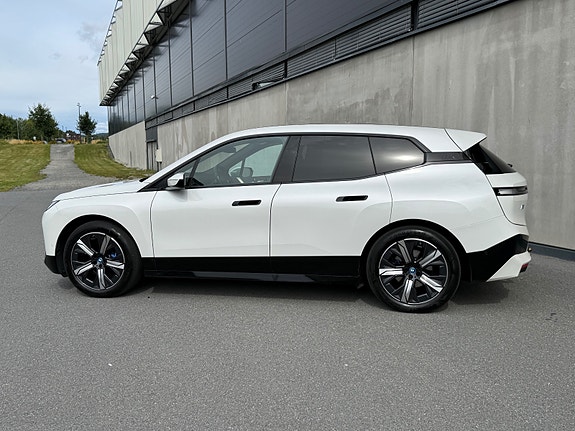 BMW iX 4 of 29