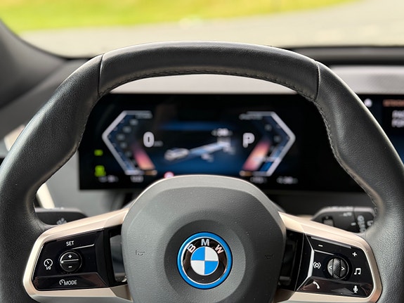BMW iX 28 of 29