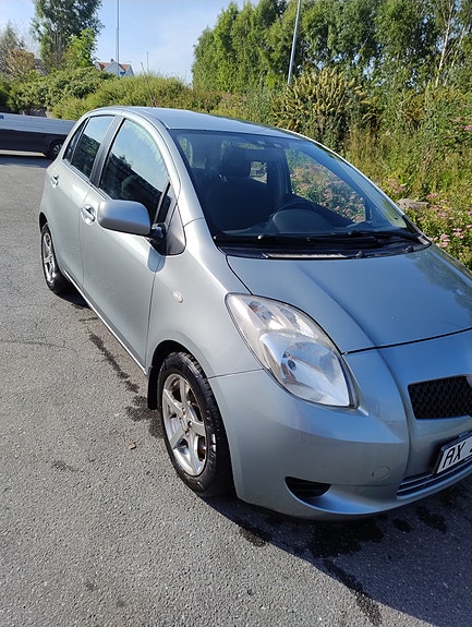 Toyota Yaris 2 of 12