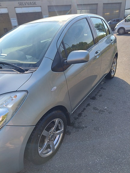 Toyota Yaris 7 of 12