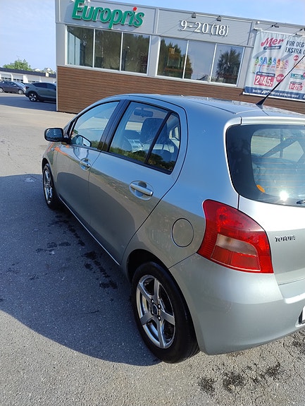 Toyota Yaris 8 of 12