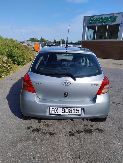 Toyota Yaris 12 of 12