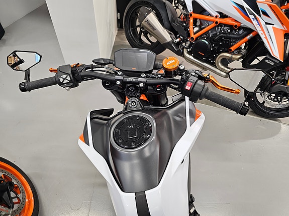 KTM 890 Duke R 6 of 9