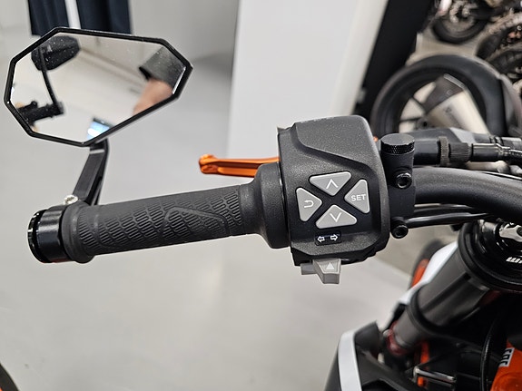 KTM 890 Duke R 7 of 9