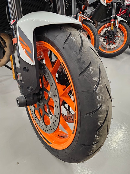 KTM 890 Duke R 3 of 9