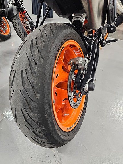 KTM 890 Duke R 5 of 9
