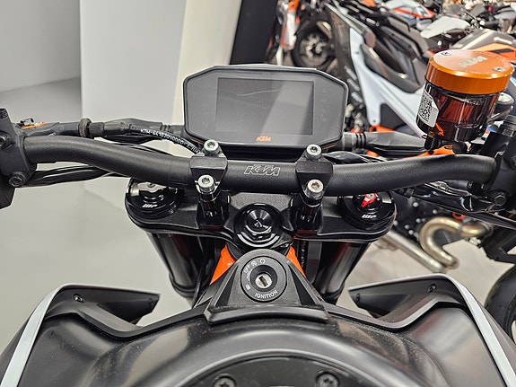 KTM 890 Duke R 8 of 9
