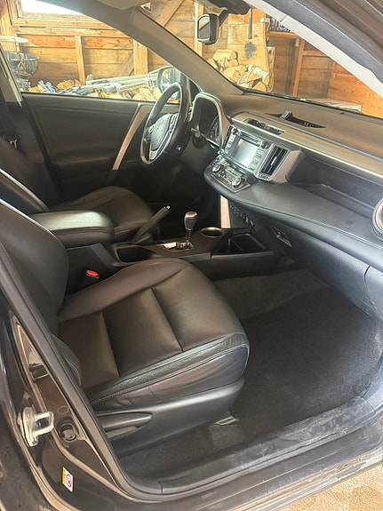 Toyota RAV4 8 of 12