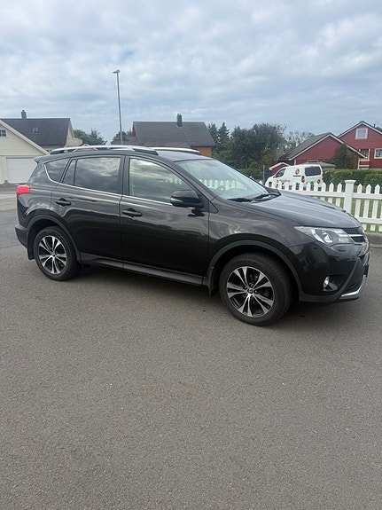 Toyota RAV4 3 of 12