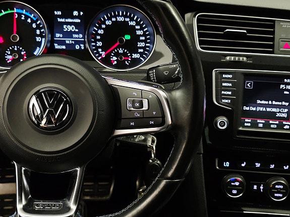 Volkswagen Golf VII 25 of 30