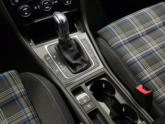 Volkswagen Golf VII 28 of 30