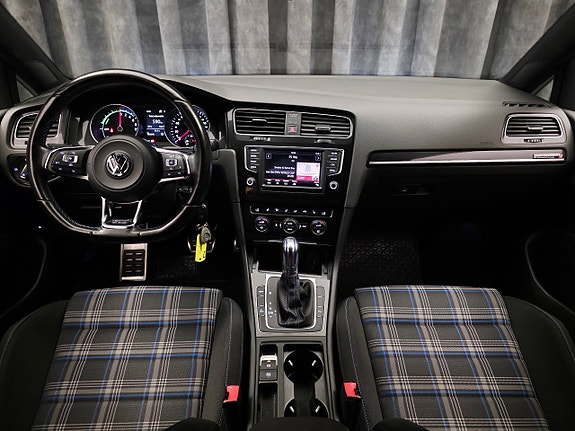 Volkswagen Golf VII 21 of 30